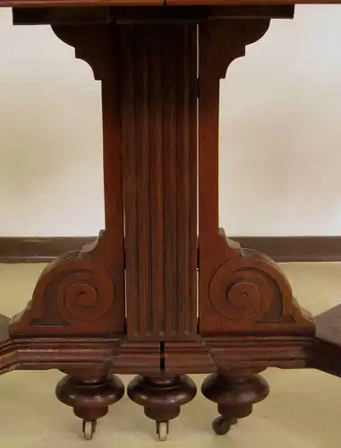 Schöner Auszug- Tisch aus der Gründerzeit mit Einlegeböden Antik Kolosseum