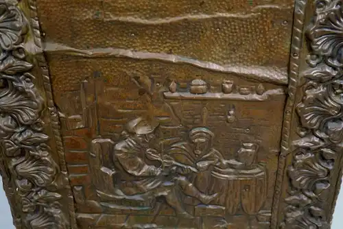 Truhe mit Blechbeschlagwerk / schönen Reliefs Antik Kolosseum