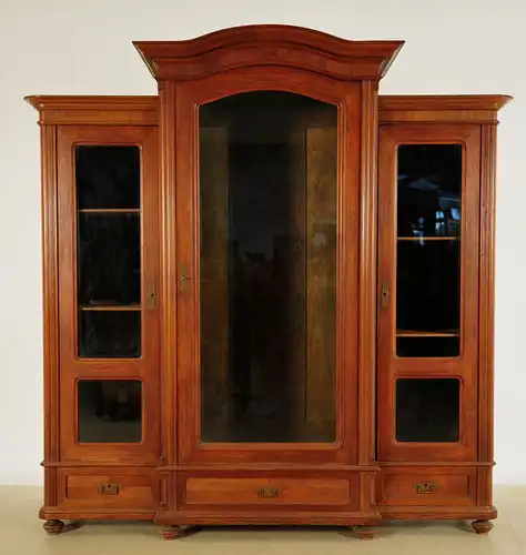 Schöner dreitüriger Jugendstil Kleiderschrank aus Nussbaum Antik Kolosseum