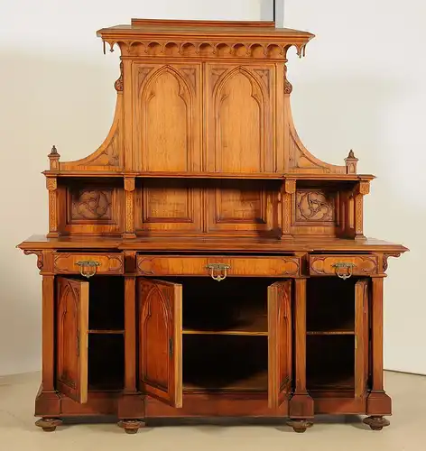 Seltenes Sideboard im neogotischem Stil mit Rundbögen Antik Kolosseum