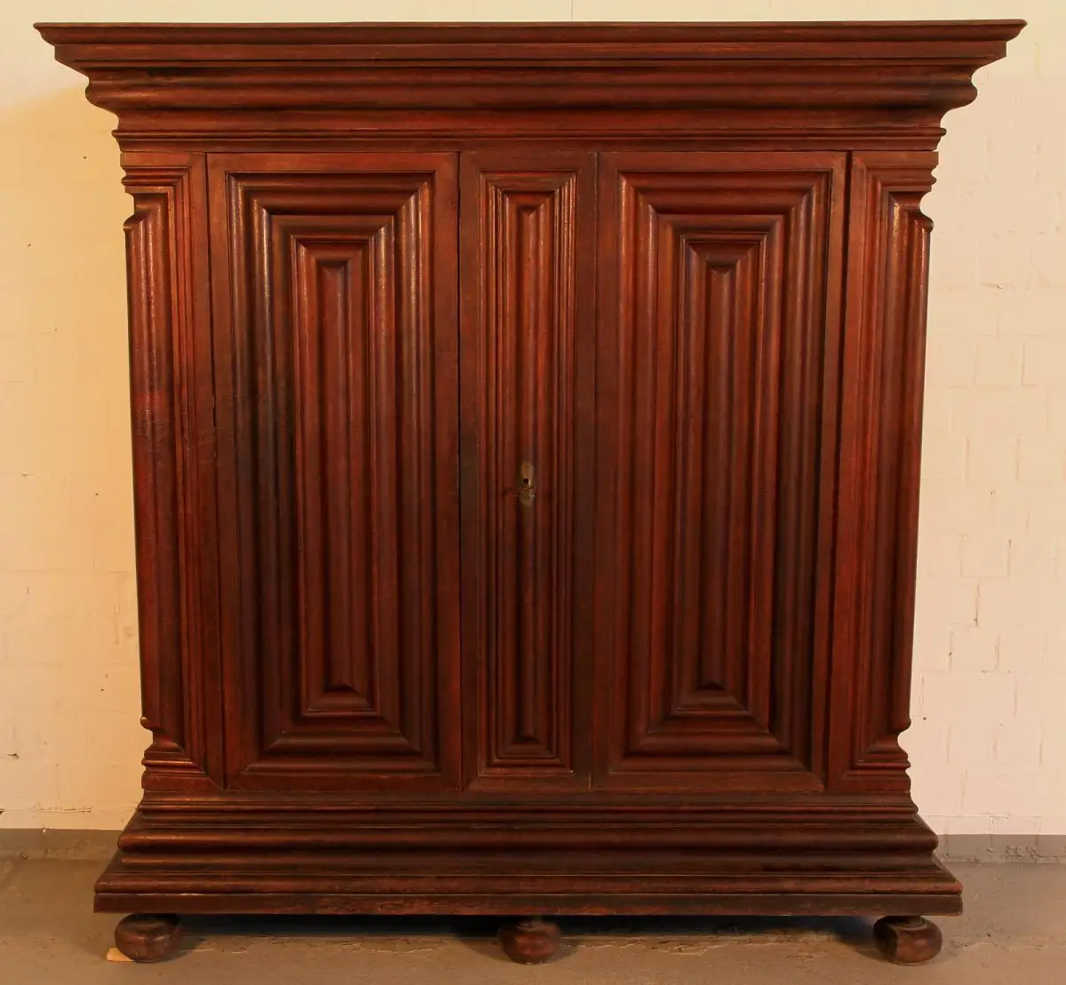 Original Frankfurter Wellenschrank mit Ecknasen gefertigt um 1740Antik Kolosseum 0