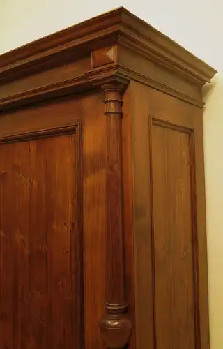 Restaurierter eintüriger Gründerzeit Dielenschrank aus Weichholz Antik Kolosseum