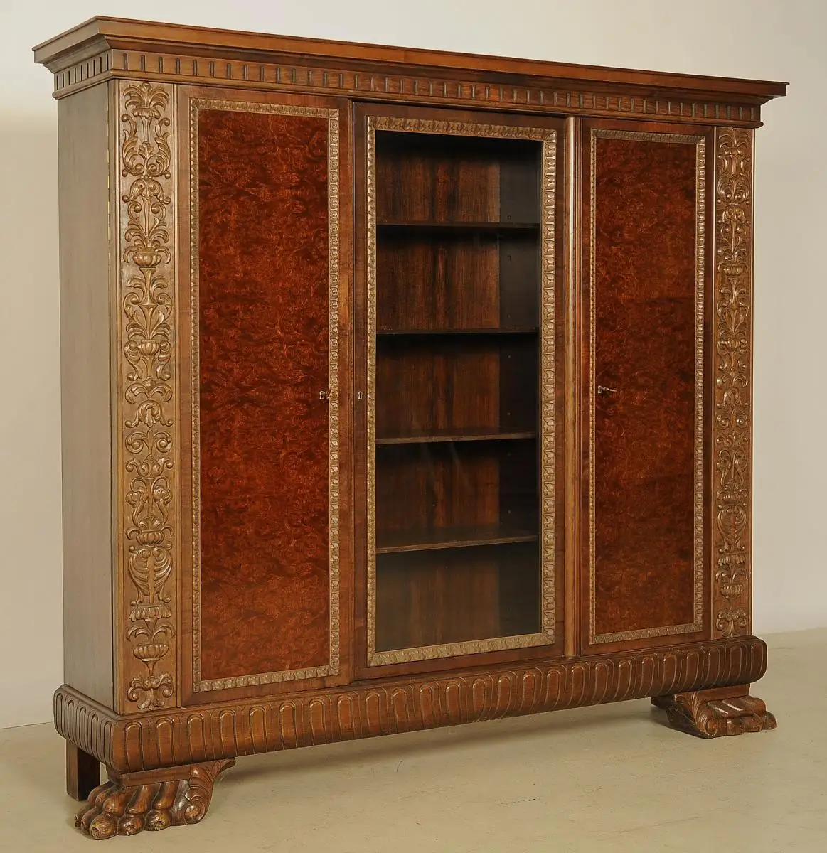 Dreitüriger Neorenaissance Bücherschrank mit Glasscheibe Antik Kolosseum 1