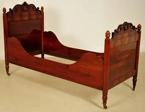 Elegantes Gründerzeit Bett mit wunderschönem Furnierbild Antik Kolosseum