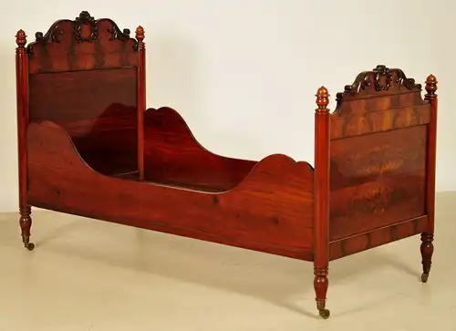 Elegantes Gründerzeit Bett mit wunderschönem Furnierbild Antik Kolosseum