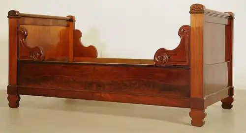 Zwei elegante Mahagoni Betten aus der Biedermeierzeit Antik Kolosseum
