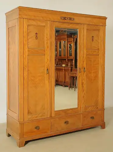 Schöner Jugendstil Kleiderschrank aus geflammter Birke Antik Kolosseum