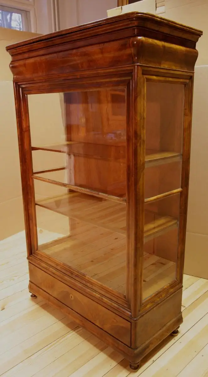 Schöne dreiseitig verglaste Louis Philippe Vitrine aus Mahagoni Antik Kolosseum 1