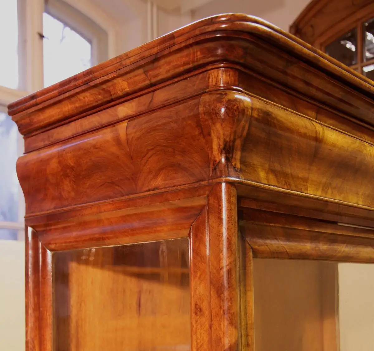 Schöne dreiseitig verglaste Louis Philippe Vitrine aus Mahagoni Antik Kolosseum 4