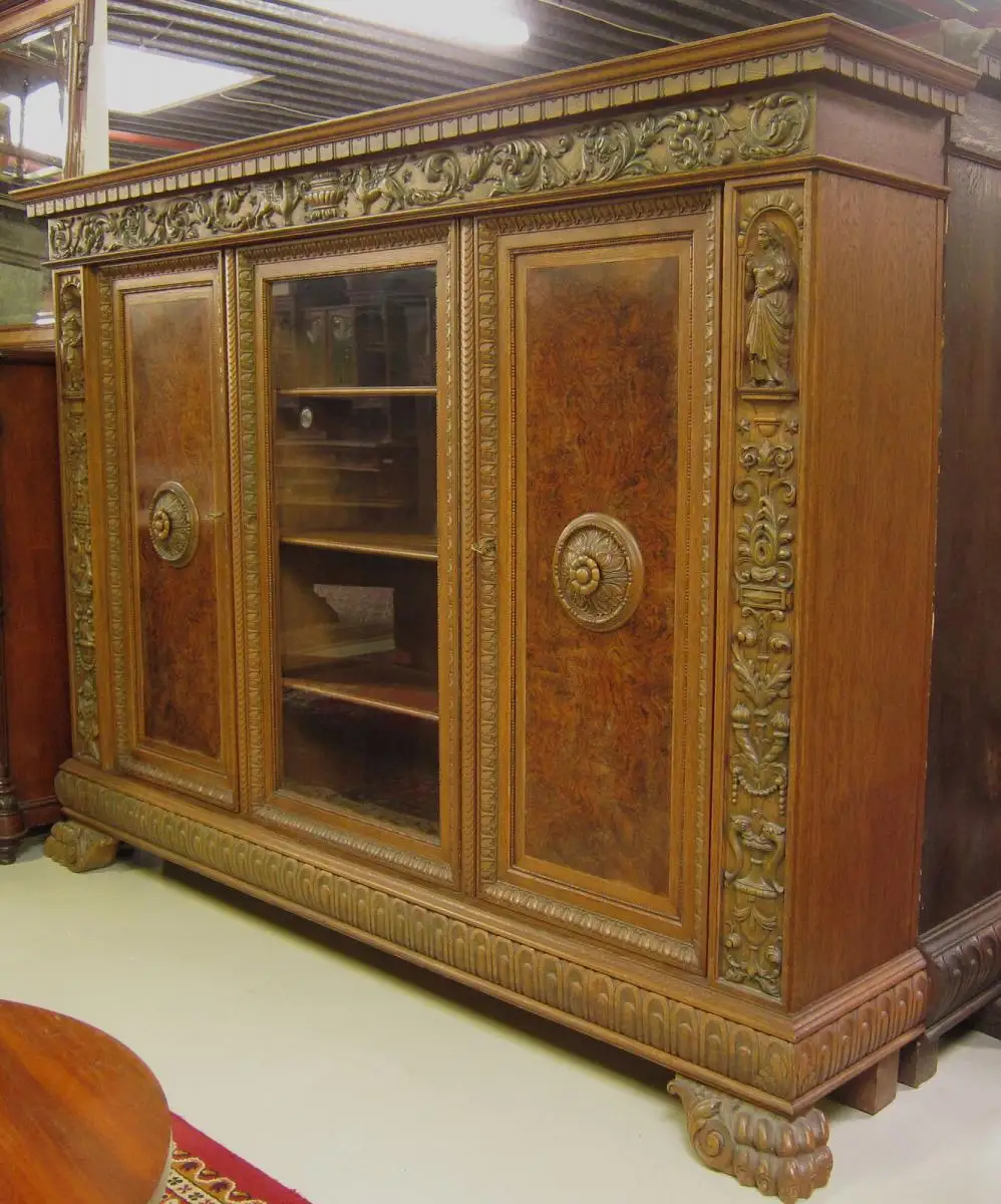 Bücherschrank der Neorenaissance mit figürlichen Darstellungen Antik Kolosseum 2