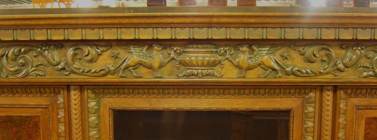 Bücherschrank der Neorenaissance mit figürlichen Darstellungen Antik Kolosseum 4