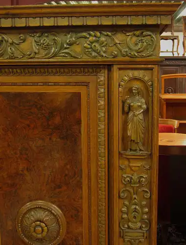 Bücherschrank der Neorenaissance mit figürlichen Darstellungen Antik Kolosseum