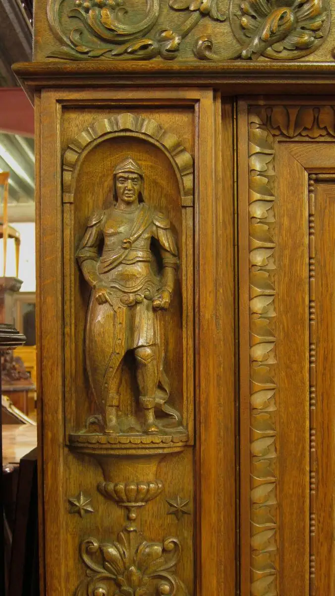 Bücherschrank der Neorenaissance mit figürlichen Darstellungen Antik Kolosseum 7