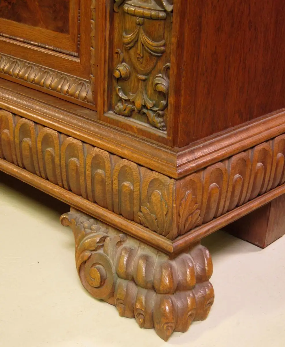 Bücherschrank der Neorenaissance mit figürlichen Darstellungen Antik Kolosseum 9