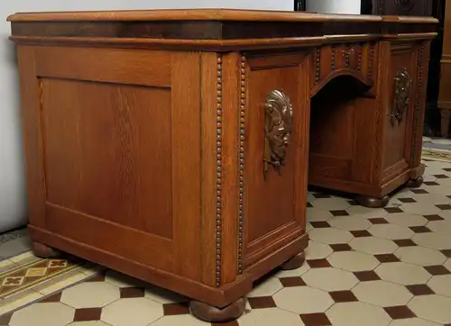 Restaurierter,freistehender Eiche Schreibtisch gefertigt um 1910 Antik Kolosseum