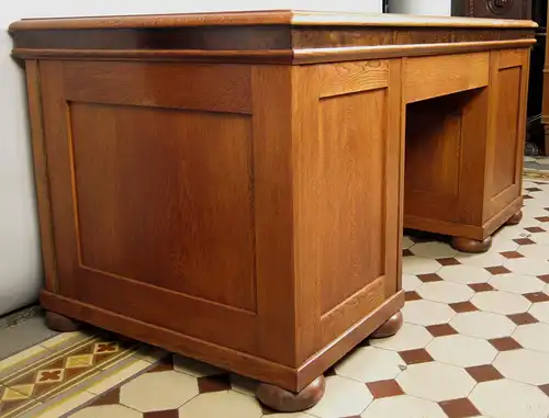 Restaurierter,freistehender Eiche Schreibtisch gefertigt um 1910 Antik Kolosseum
