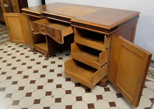 Restaurierter,freistehender Eiche Schreibtisch gefertigt um 1910 Antik Kolosseum