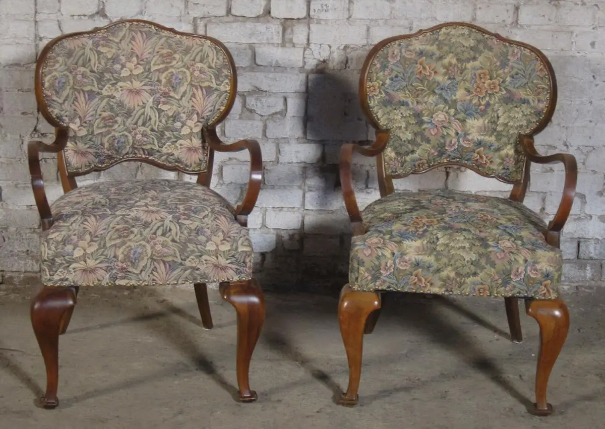 Zwei formschöne Sessel mit geschwungenen Beinen aus dem Art Deco Antik Kolosseum 0
