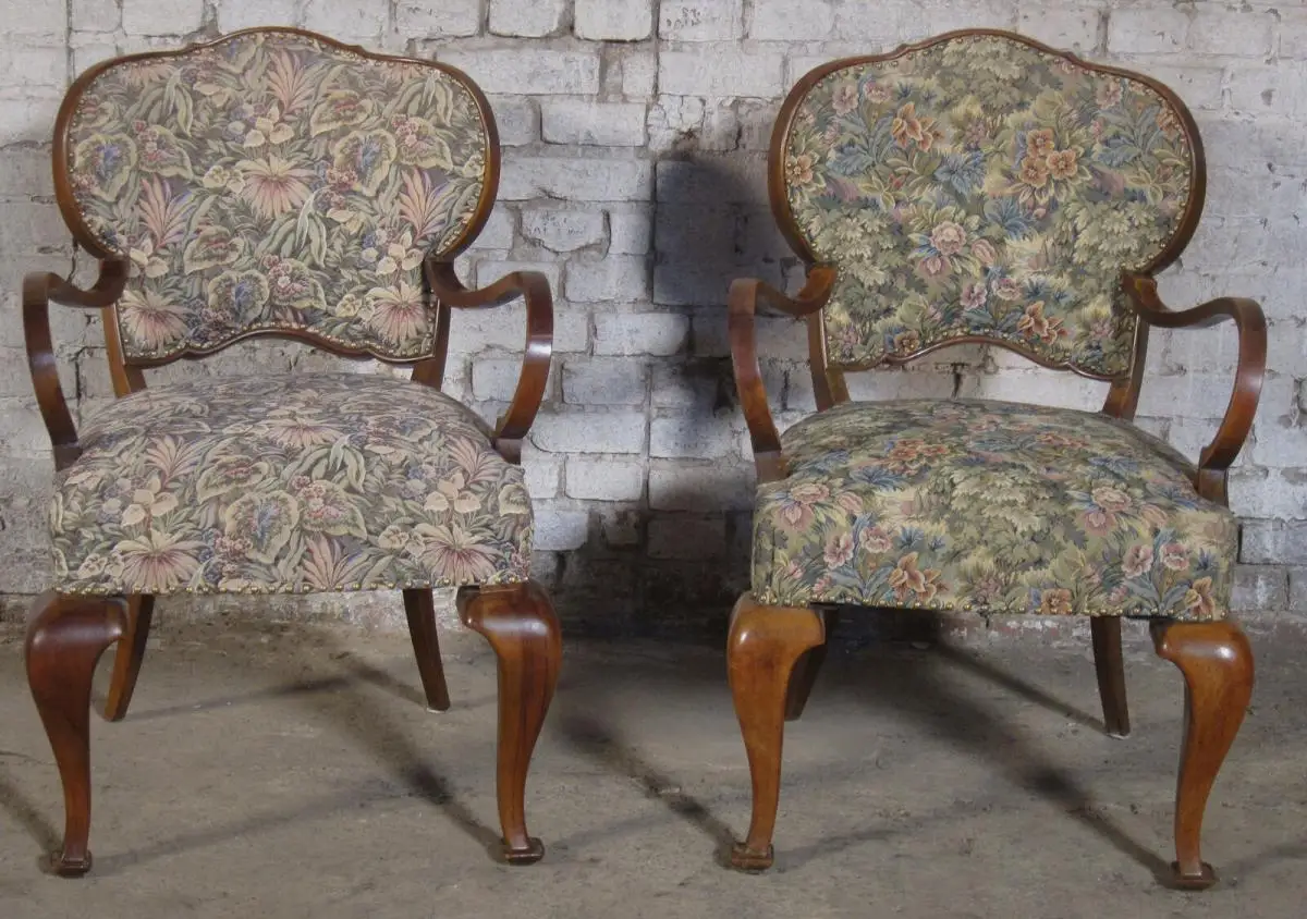 Zwei formschöne Sessel mit geschwungenen Beinen aus dem Art Deco Antik Kolosseum 1