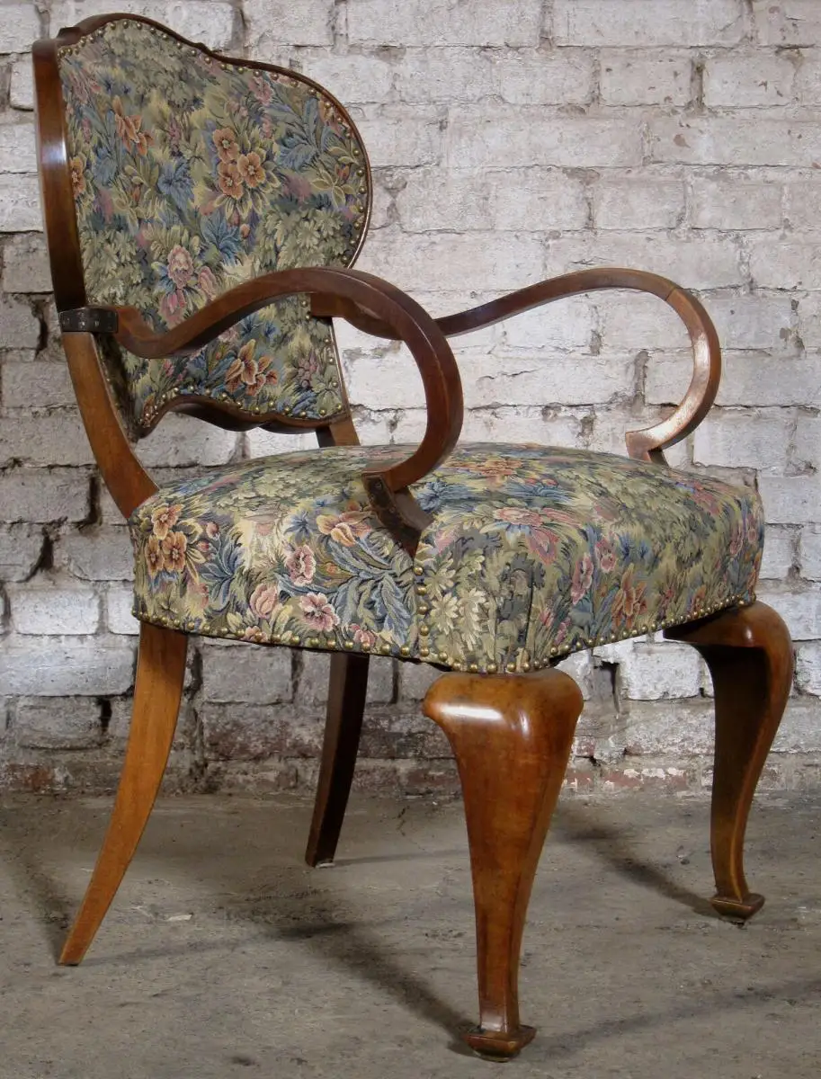 Zwei formschöne Sessel mit geschwungenen Beinen aus dem Art Deco Antik Kolosseum 5