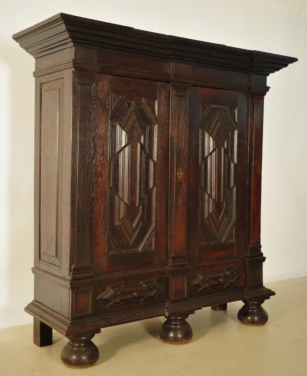Originaler westfälischer Barockschrank gefertigt um 1730 Antik Kolosseum 2
