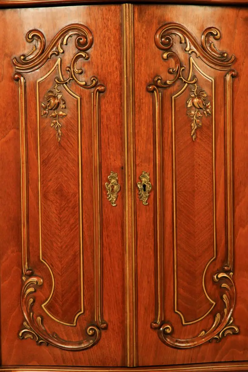Restaurierter feinstens geschnitzter Kabinettschrank aus NussbaumAntik Kolosseum 4