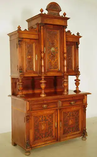 Monumentales Nussbaum Gründerzeit Buffet mit Muschelkrone Antik Kolosseum