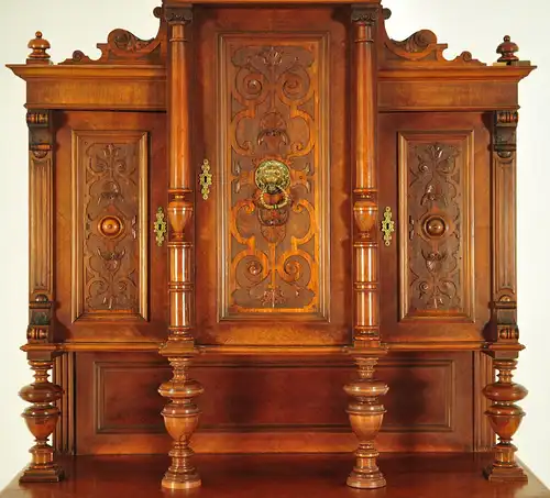 Monumentales Nussbaum Gründerzeit Buffet mit Muschelkrone Antik Kolosseum