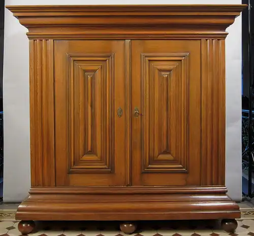 Original Frankfurter Wellenschrank aus massiver Eiche Antik Kolosseum