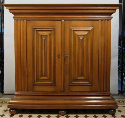 Original Frankfurter Wellenschrank aus massiver Eiche Antik Kolosseum