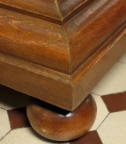 Original Frankfurter Wellenschrank aus massiver Eiche Antik Kolosseum