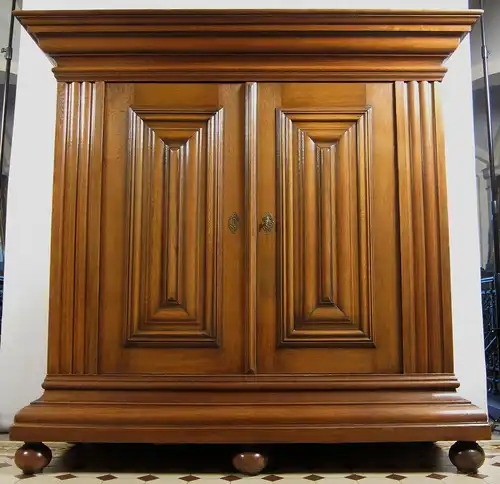 Original Frankfurter Wellenschrank aus massiver Eiche Antik Kolosseum