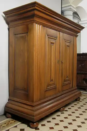 Original Frankfurter Wellenschrank aus massiver Eiche Antik Kolosseum