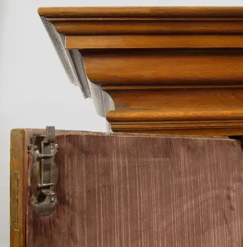 Original Frankfurter Wellenschrank aus massiver Eiche Antik Kolosseum