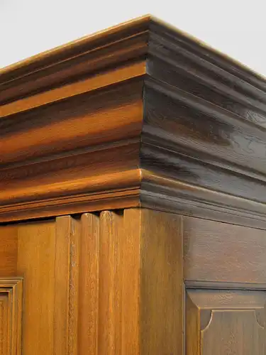 Original Frankfurter Wellenschrank aus massiver Eiche Antik Kolosseum