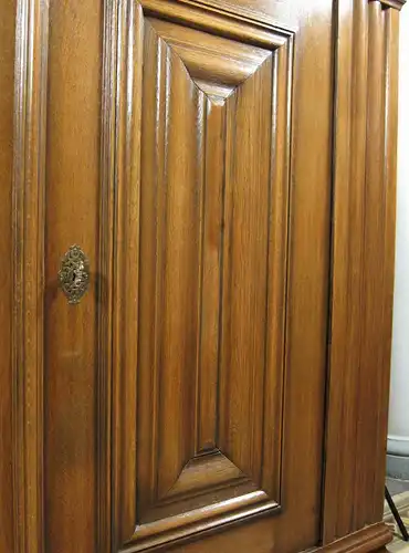 Original Frankfurter Wellenschrank aus massiver Eiche Antik Kolosseum