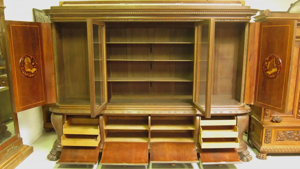 Riesiger Neoreanaissance Bücherschrank aus Nussbaum um 1920 Antik Kolosseum 1