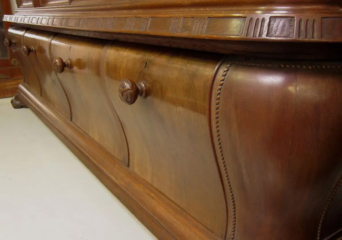 Riesiger Neoreanaissance Bücherschrank aus Nussbaum um 1920 Antik Kolosseum 6