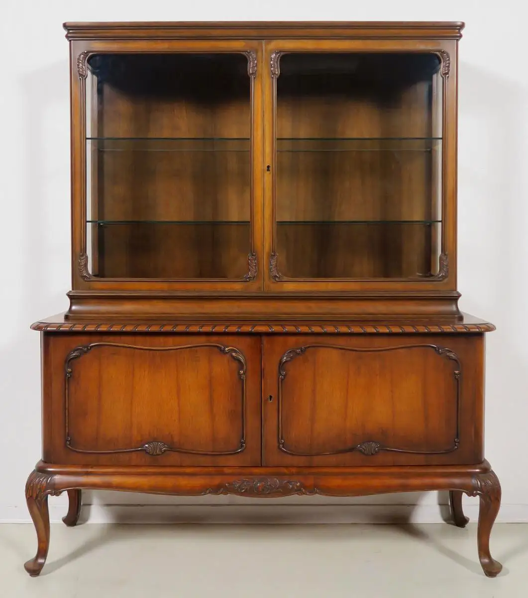 Chippendale Vitrine mit geschwungenen Beinen gefertigt um 1930 Antik Kolosseum 0