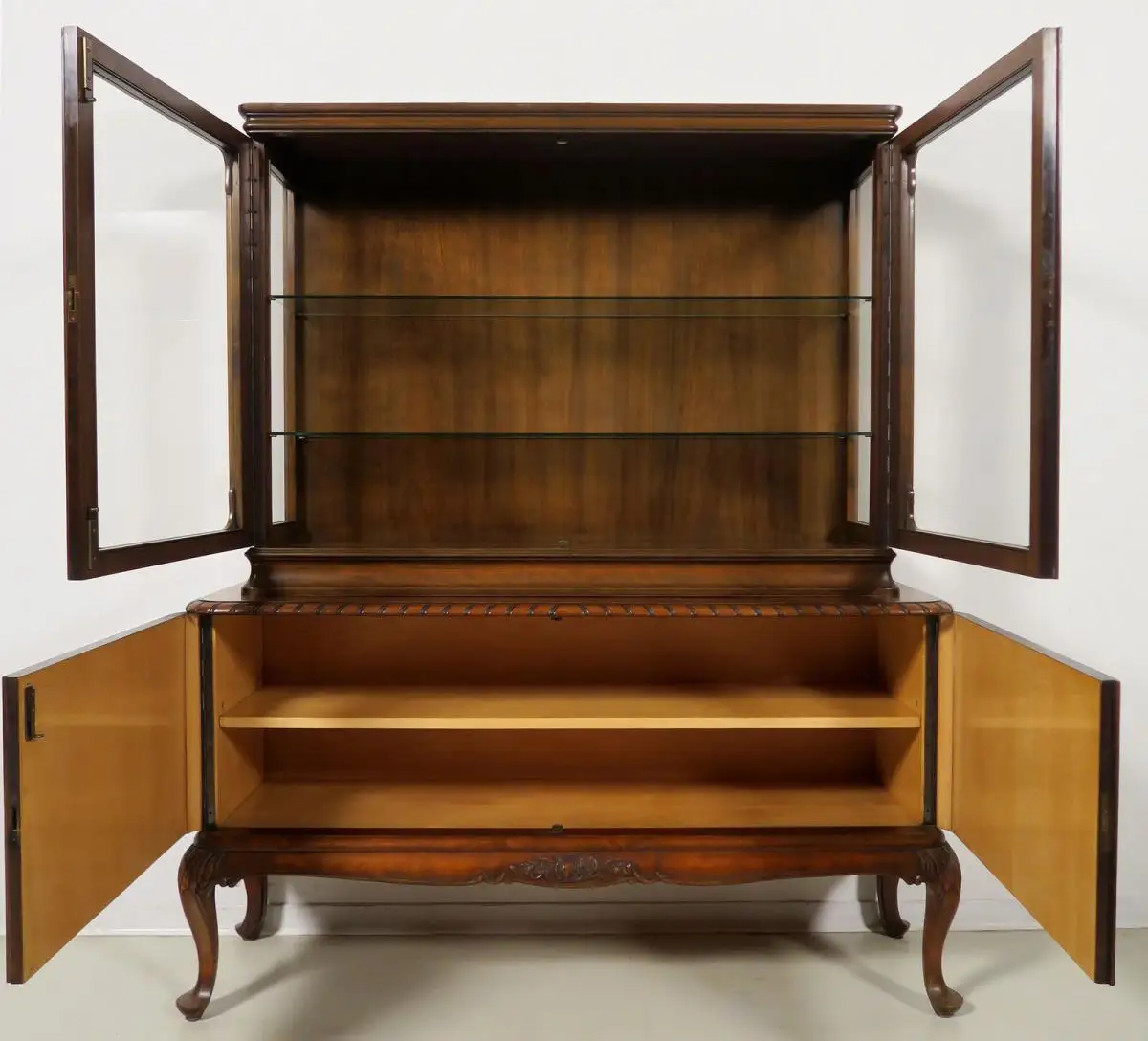 Chippendale Vitrine mit geschwungenen Beinen gefertigt um 1930 Antik Kolosseum 4