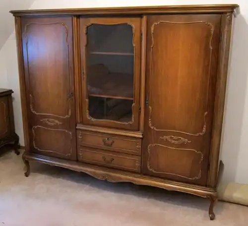 Chippendale Schrank aus Nussbaum mit geschwungenen Beinen Antik Kolosseum