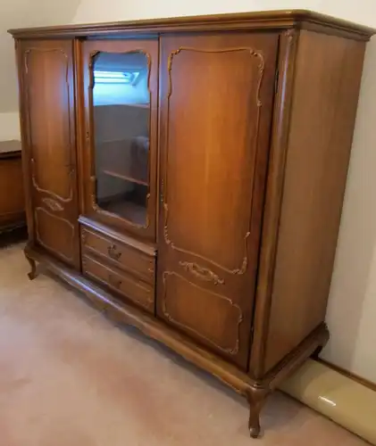 Chippendale Schrank aus Nussbaum mit geschwungenen Beinen Antik Kolosseum