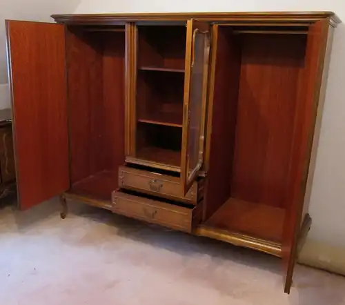 Chippendale Schrank aus Nussbaum mit geschwungenen Beinen Antik Kolosseum