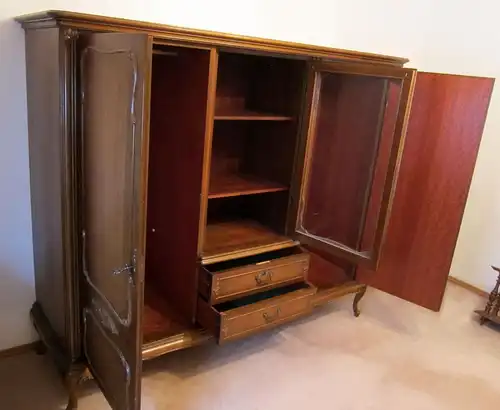 Chippendale Schrank aus Nussbaum mit geschwungenen Beinen Antik Kolosseum