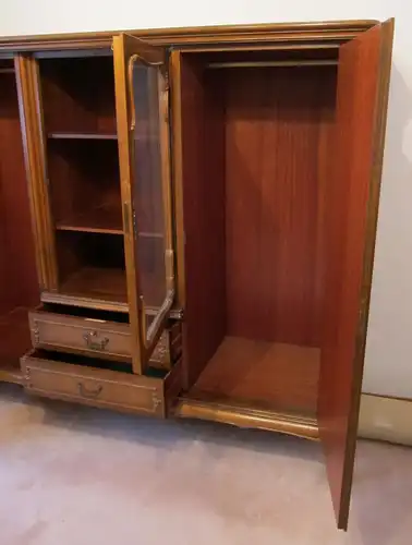 Chippendale Schrank aus Nussbaum mit geschwungenen Beinen Antik Kolosseum