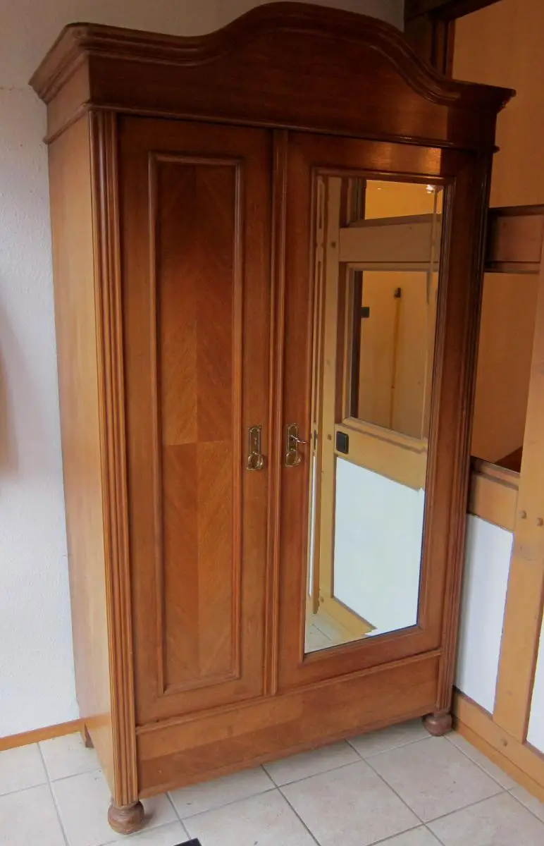 Schöner Jugendstil Dielenschrank aus Nussbaum Antik Kolosseum 0