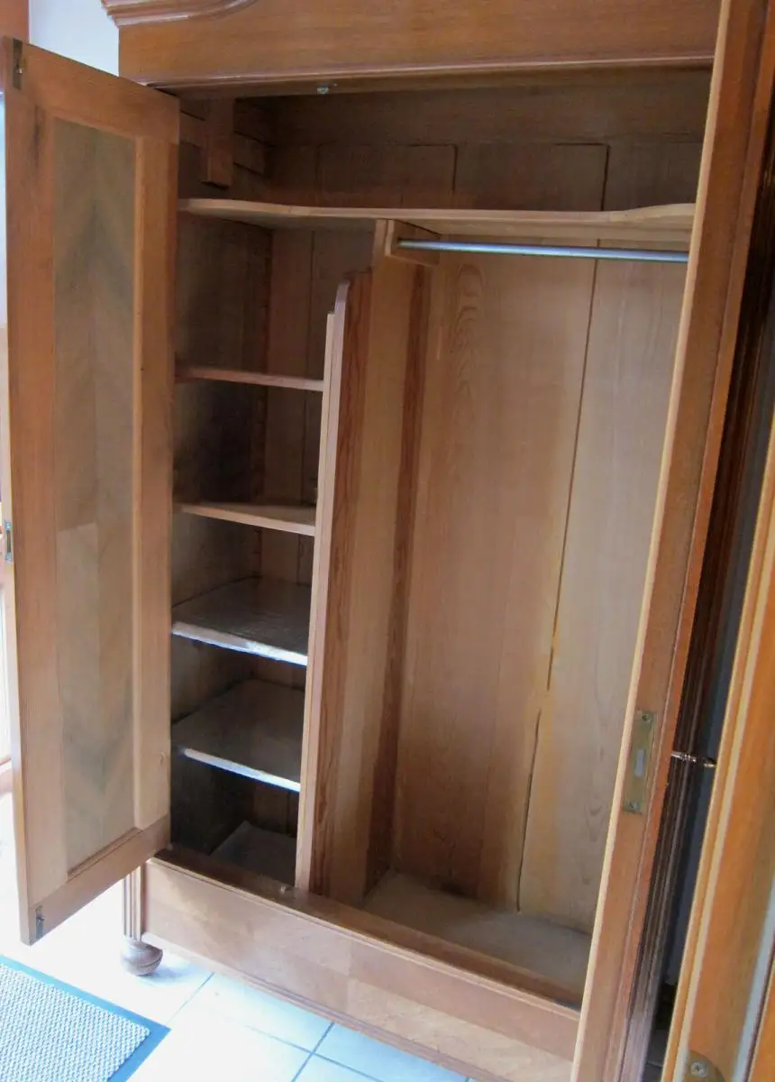 Schöner Jugendstil Dielenschrank aus Nussbaum Antik Kolosseum 2