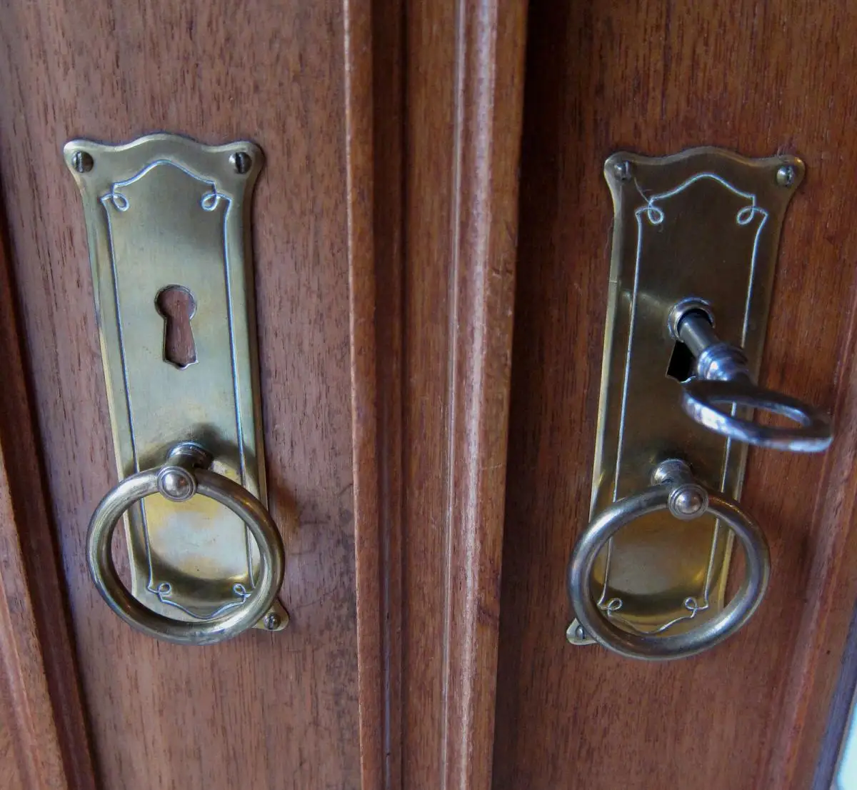 Schöner Jugendstil Dielenschrank aus Nussbaum Antik Kolosseum 6