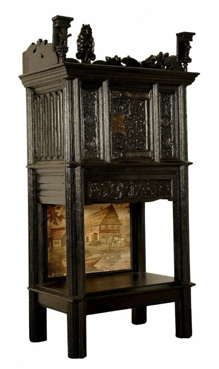 Neogotischer Kabinettschrank aus Eiche mit schönen Schnitzereien Antik Kolosseum 1