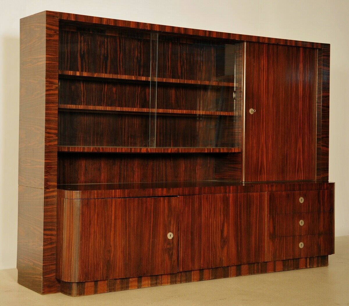 Praktischer Bauhaus / Art Deco Bücherschrank aus Macassar